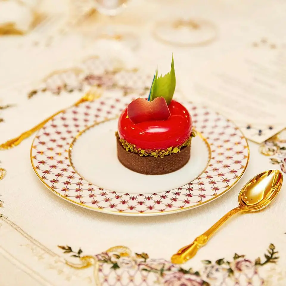 Porcelain setting
