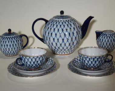 Genuine Lomonosov Cobalt Net tea set by the Imperial Porcelain Factory: teapot, sugar bowl, creamer, two cups and saucers
